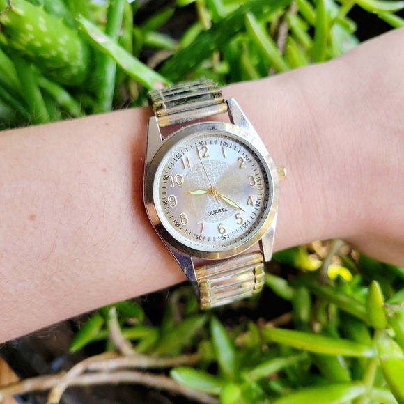 Vintage Classic Quartz Stretch Watch - Picture 1 of 6